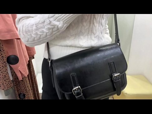 ❤️ Offentlig onani av ungtispe FeralBerry med en dildo i prøverommet ❤ Analvideo hos oss ️❤